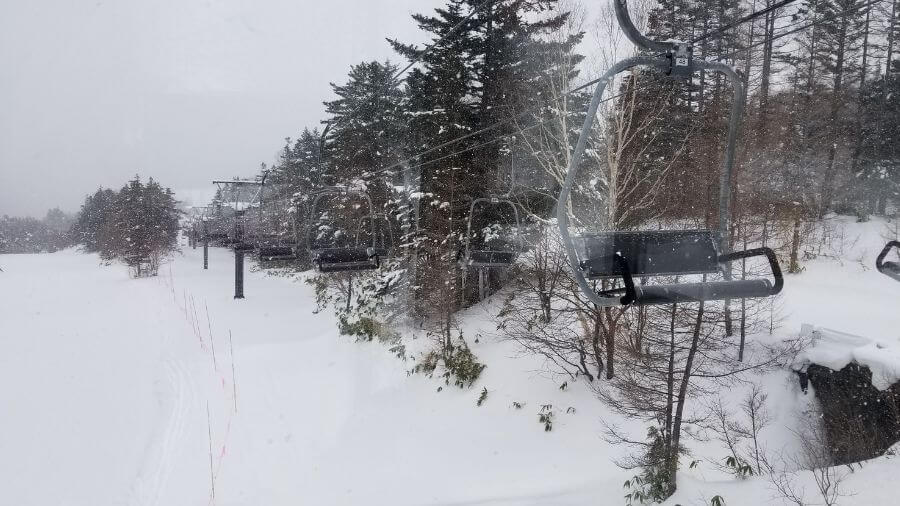 スキー場 リフト係 仕事 椅子の雪払い