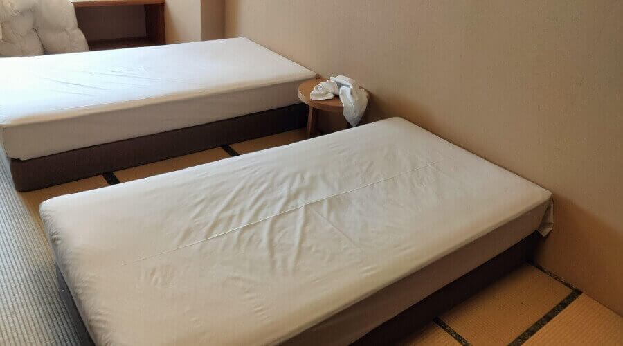 客室清掃 シーツ張った ベット