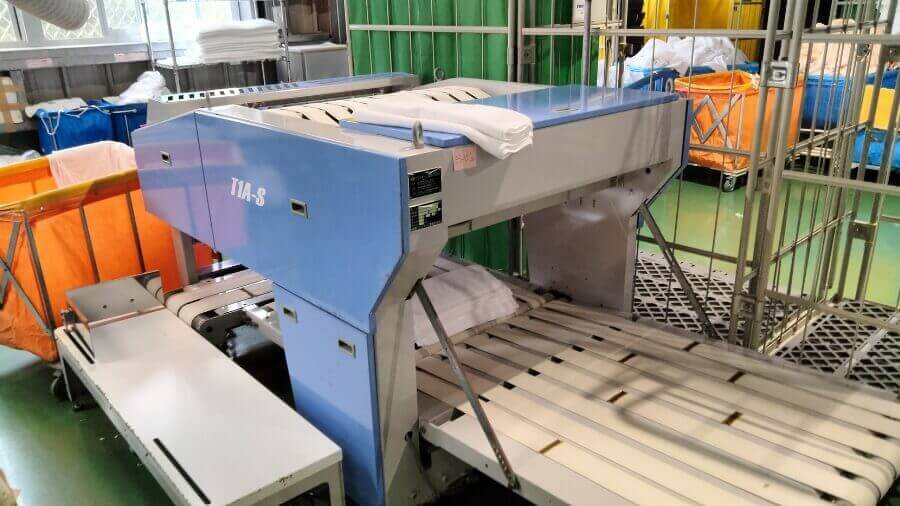 クリーニング工場 タオル折り機